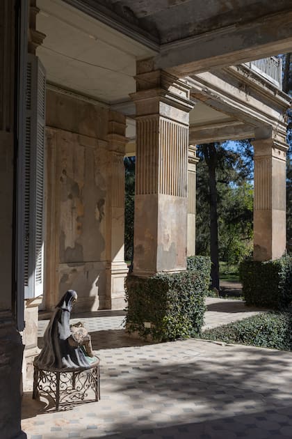 Tres de los frentes de la casa están adornados con columnas ornamentadas.