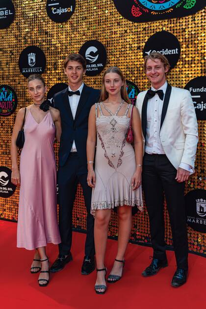 Tres de los hijos de Valeria Mazza y Alejandro Gravier acompañaron a mamá en un evento tan importante: Benicio, que fue con su novia Lola Malm Green (de vestido lencero y un choker de flores negras al cuello), Taína (con una creación de Roberto Cavalli que tomó prestada del guardarropa de Valeria) y Balthazar.