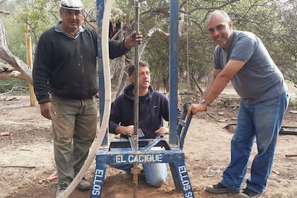Tres de los miembros de la organización realizando una de las perforaciones