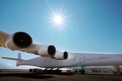 Tres de los seis motores de un Boeing 747 que usa el avión para impulsarse