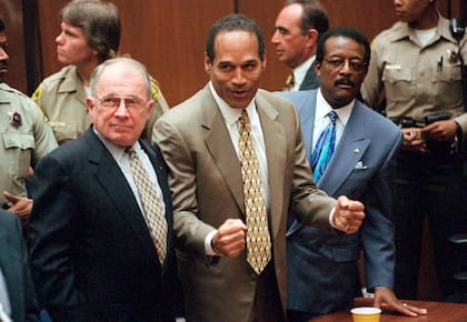 Tres de octubre de 1995: OJ Simpson celebra haber sido absuelto por un jurado de mayoría negra de los homicidios a Nicole Brown y su amigo Ron Goldman.