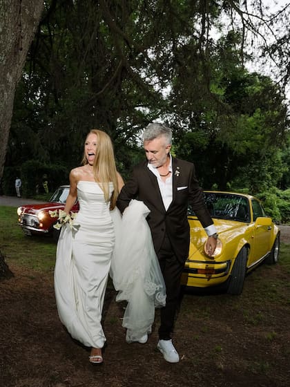 Tres días después de su casamiento por civil, Nicolás Cabré y Rocío Pardo dieron el "sí, quiero" en Estancia Bosque Alegre, a 20 kilómetros de Villa Carlos Paz. La novia llegó del brazo de su padre, el productor teatral Miguel Pardo, que la acompañó hasta el altar
Fotos: @mauriciogaray_