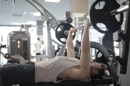 Tres ejercicios ayudan a aumentar la masa muscular de los brazos (Foto Pexels)