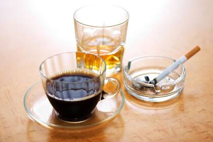 Tres elementos que son mejor evitar: café, alcohol y tabaco.