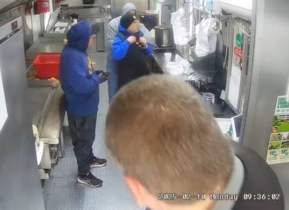 Tres empleados de un food truck de comida mexicana fueron retenidos por agentes federales el lunes 10 de febrero