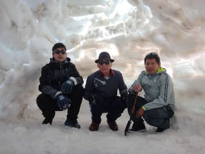 Tres empleados del empresario Hugo Acito durante un viaje por Neuquén