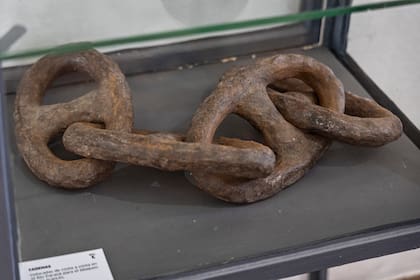 Tres enormes cadenas sostenidas por 24 pequeños barcos cruzaban el río para bloquear el paso enemigo