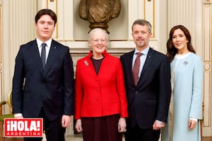Tres generaciones de la línea sucesoria danesa -el príncipe Christian, la reina Margarita y el príncipe Federico- posan junto con la princesa Mary.