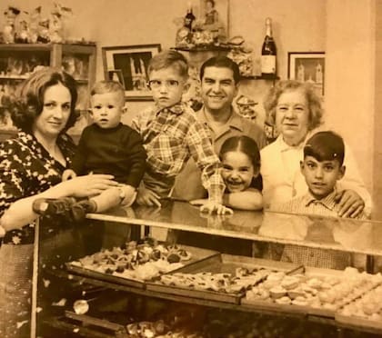 Tres generaciones de Ortellado: la abuela Mary, Pedro e Irma y Martín (el de camisa a cuadros y anteojos) junto a sus hermanos y una amiga.