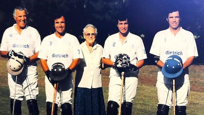 Tres generaciones Garrahan: su padre Alex, Martín, su hijo Matías y Patricio (Cucho). Con ellos, la abuela: China Cardoner