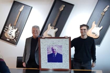 Tres generaciones; Hugo Martellotta, su hijo y la foto del fundador