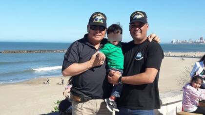 Tres generaciones juntas, Oscar Vallejos, su hijo y tripulante del Ara San Juan Celso Oscar, y su nieto Thiago Valentín