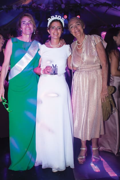 Tres generaciones: la novia
rodeada por su mamá y su abuela,
las Agustinas.