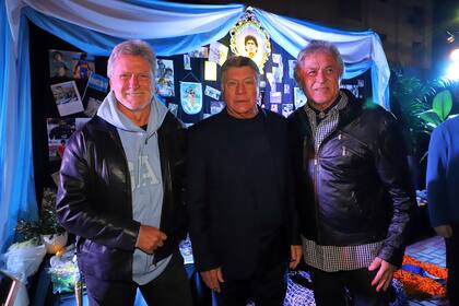 Tres glorias del fútbol unidas por Maradona: Enrique "Quique" Hrabina, Miguel Angel Brindisi y Ubaldo Matildo Fillol
