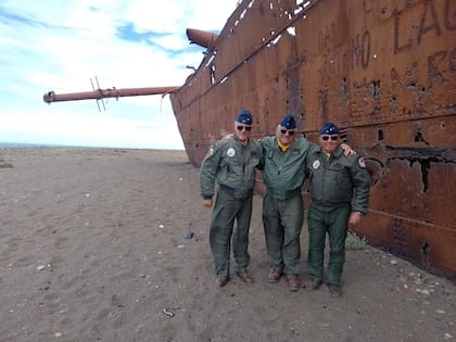 Tres "Halcones" junto al Marjory Glen: Sergio Gustavo Mayor, Mario Roca y Marcelo Moroni (Gentileza S. Mayor)