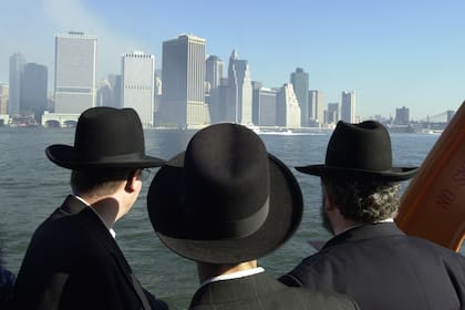 Tres hombres miran el horizonte del bajo Manhattan sin las torres del World Trade Center el lunes 17 de septiembre de 2001
