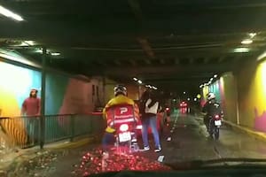 Manejaba por un túnel y grabó a tres ladrones que intentaron robarle a un repartidor