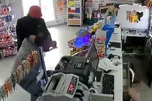 Tres ladrones entraron a un kiosco, golpearon a un cliente y se llevaron la recaudación