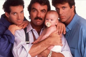 Tres hombres y un bebé: un par de gemelas, algunos accidentes y el mito del niño fantasma