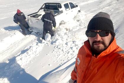 Tres horas a caballo en la nieve para reparar internet en el centro de Chubut