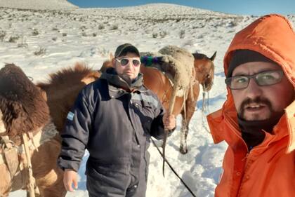 Tres horas a caballo en la nieve para reparar internet en el centro de Chubut