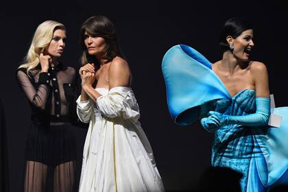 Tres íconos: la modelo belga Stella Maxwell, la danesa Helena Christensen y la brasileña Isabeli Fontana desfilaron durante la gala