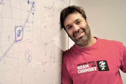 Mariano Sigman: "El cerebro se adapta para responder a problemas muy rápidamente generando una predisposición de todo un sistema cerebral que de alguna manera nos pone alertas y en una posición adaptada o privilegiada para una lucha inminente o una huida inminente o para escondernos. El cerebro está preparado para responder a cosas para las cuales el que piensa, pierde”