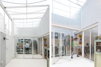 Tres manijas accionan las tres secciones de ventanas pivotantes y una manivela permite abrir el techo.