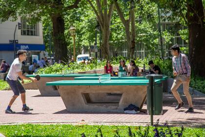Tres mesas de ping pong se incorporaron al mobiliario urbano de la Plaza Roma y son parte de las novedades que más impacto causaron en la gente