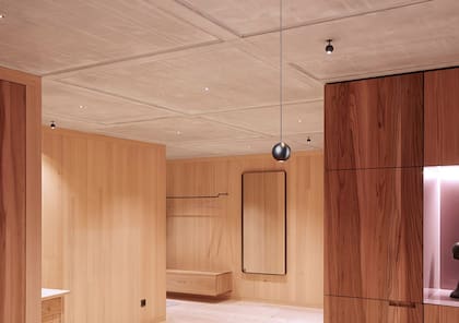 Tres modelos de luminarias de Georg Bechter Licht, elegantes, discretísimas y con potente calidez. El techo tiene incorporadas las minúsculas ‘Dot 28’, una novedad de 2024 instantáneamente premiada.