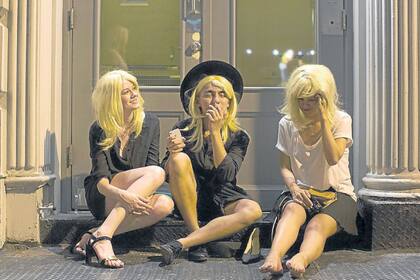 Tres modelos, en un recreo de la fiesta