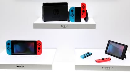 Tres modos de uso de la Switch: conectado a un televisor (arriba), como consola de mano (izq.) o de sobremesa (derecha)