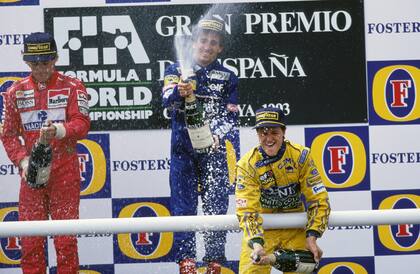 Tres monstruos en un podio, el de España 1993: Ayrton Senna, dueño de tres cetros; Alain Prost, que iba rumbo a su cuarto y último, y el "naciente" Michael Schumacher, que obtendría siete.