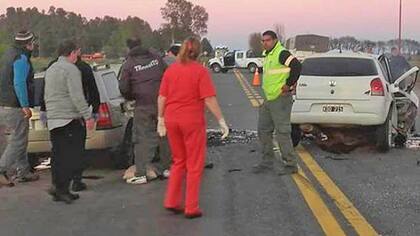Tres muertos, dos de ellos policías, y dos heridos graves al chocar de frente dos autos en la ruta 5