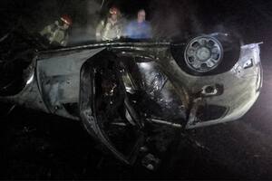 Tras un vuelco e incendio de un auto, murieron tres pasajeros y una adolescente se salvó