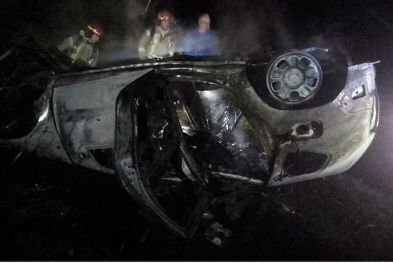 Tragedia en una ruta: tras un vuelco e incendio de un auto, murieron tres pasajeros y una adolescente se salvó