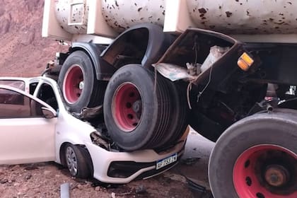 Tres muertos en un violento choque ocurrido en la ruta 7: un auto quedó bajo las ruedas de un camión.