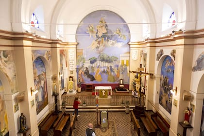 Tres nichos decoran el altar mayor. A la izquierda, destaca una gran ojiva en el medio del coro y, arriba de éste, se ven las figuras del fraile poeta, del párroco y del entonces monaguillo