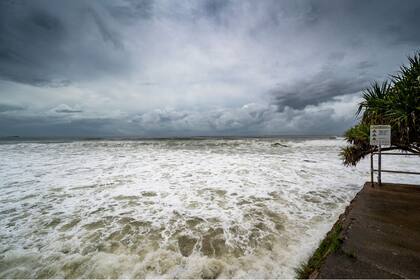 Tres ondas tropicales adicionales se desplazan por el Pacífico oriental, las cuales generan lluvias dispersas, aunque sin mostrar signos de organización ciclónica en las últimas observaciones