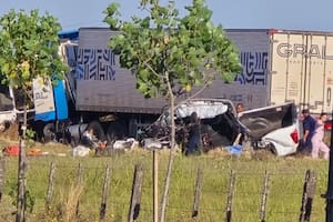 Tres personas murieron en un choque frontal entre un camión y una camioneta