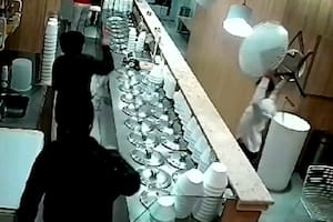 Video: una feroz pelea en una famosa heladería de Mar del Plata terminó a los sillazos y con el revoleo de mesas
