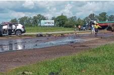 Brutal choque: una camioneta 4x4 destrozó un camión en un cruce sin señalización