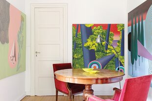 Tres pinturas de Pablo de Monte, artista de la galería. Plato y bol de vidrio amarillo (Salazar Casa).
