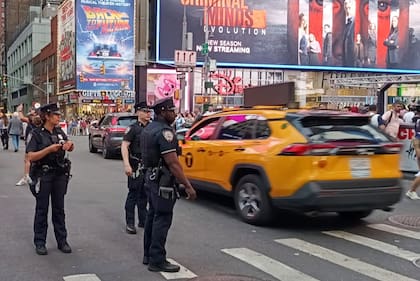 Tres policías supervisaron el tránsito mientras fanáticos de la selección argentina alentaban a la celeste y blanca desde Times Square