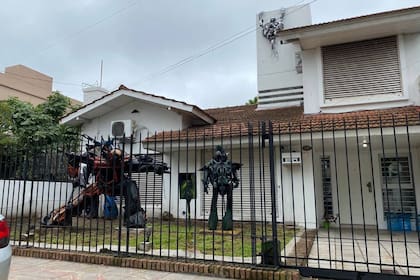 Tres robots Transformers y un androide de la película Terminator 2 se encuentran en el jardín delantero de una casa de Adrogué donde el profesor Federico Nieto da un taller de robótica