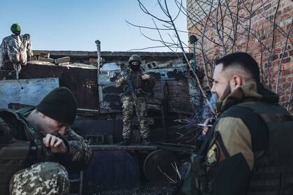 Tres soldados ucranianos en una posición de vigilancia en un pueblo cercano a la línea de contacto, a 15 de febrero de 2022, en Marinka, Oblast de Donetsk (Ucrania). 