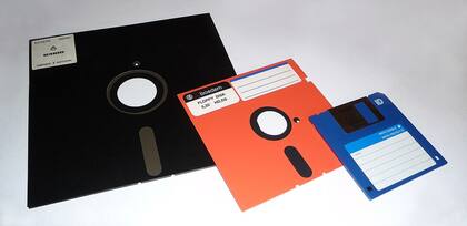 Tres tamaños de diskettes: de 8 pulgadas, de 5,25 pulgadas y de 3,5 pulgadas; sobre el final, Apple decidió lanzar la Macintosh con los diskettes de 3,5"