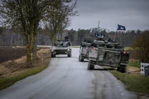 Tres tanques suecos patrullan una carretera cerca de la ciudad de Visby, al norte de la isla de Gotland