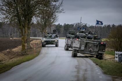Tres tanques suecos patrullan una carretera cerca de la ciudad de Visby, al norte de la isla de Gotland
