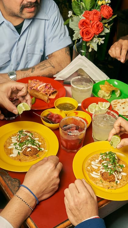 Tres versiones bien representativas de Ciudad de México: suadero, preparado con matambre cocinado en cítricos y especias; pastor al trompo, servido con piña; y carnitas de cerdo
